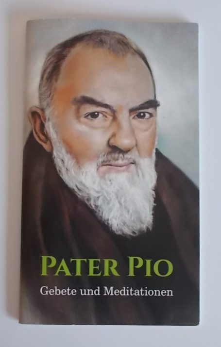 Porträt von Pater Pio mit einem grünen Schriftzug "Pater Pio" und Untertitel.