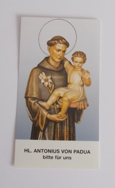 Heiliger Antonius von Padua hält das Jesuskind im Arm.