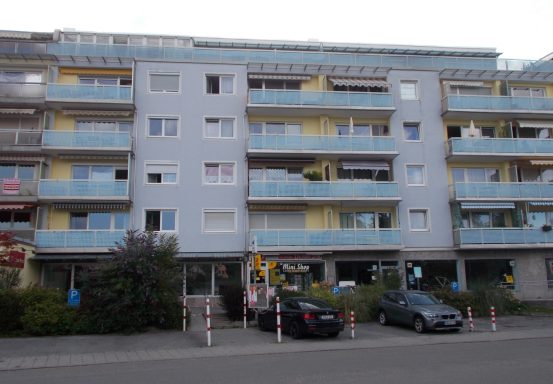 Westfassade, FO 2, mit Gewerbeeinheiten und Parkplätzen