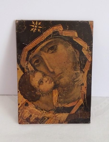 Ikone der Madonna mit Kind, in erdigen Farben und traditionellem Stil.