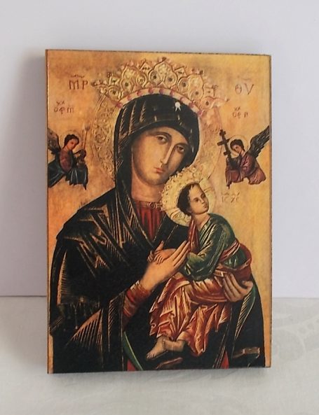 Ikone der Madonna mit Kind, umgeben von Engel. Farbige Details und goldener Hintergrund.