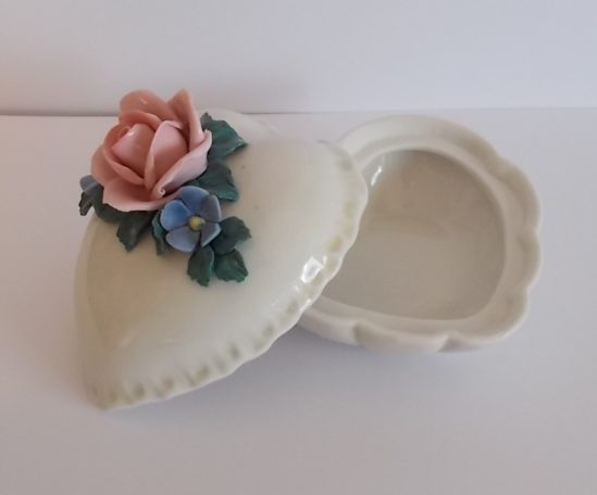 Herzförmige Schmuckschatulle aus Porzellan mit Blumenornamenten.
