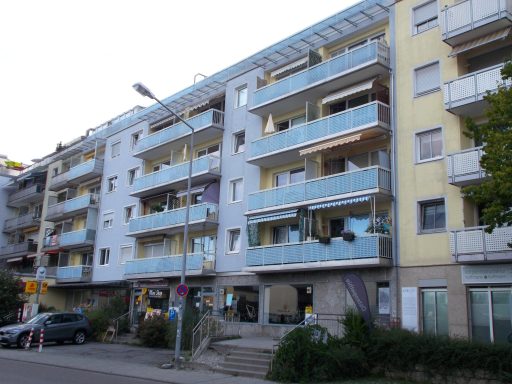 Westfassade, FO 4, mit Gewerbeeinheiten und Treppenaufgang