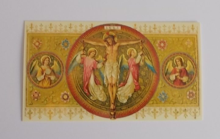 Darstellung der Kreuzigung mit Engeln in einem goldenen Rahmen.