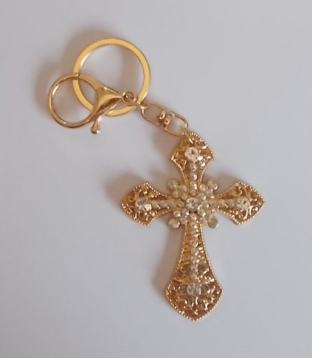 Goldfarbener Kreuzanhänger mit Verzierungen und Schlüsselring.
