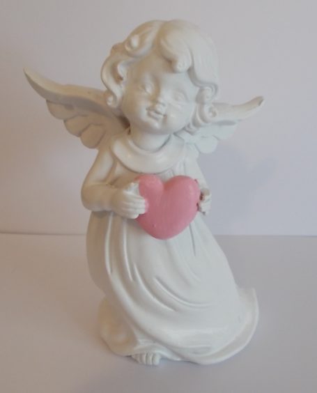 Ein weißer Engel mit Flügeln hält ein rosa Herz in den Händen.