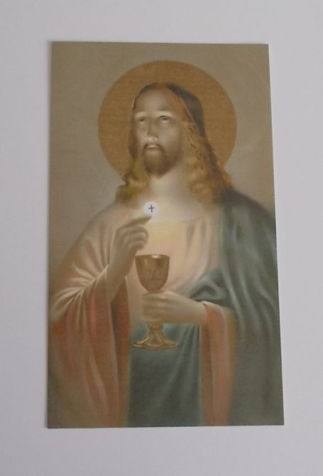 Darstellung von Jesus, der einen Kelch hält und einen Hostie betrachtet.