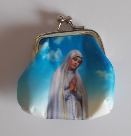 Geldbörse mit Marienmotivat vor blauem Himmel und weißen Wolken.